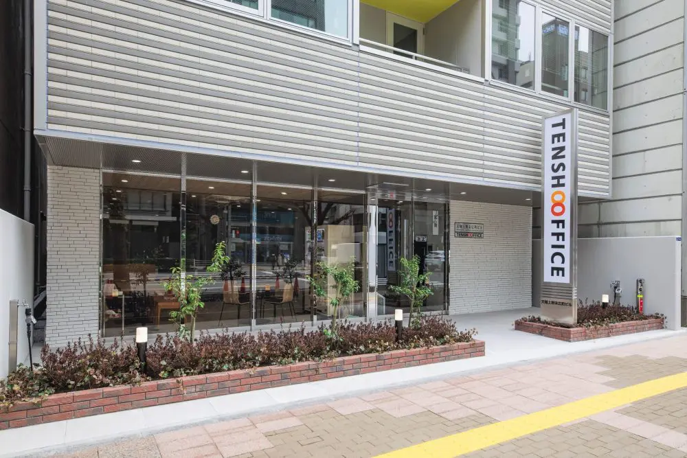 社員が仕事をしているオフィスと周辺にあるランチにお薦めなお店！